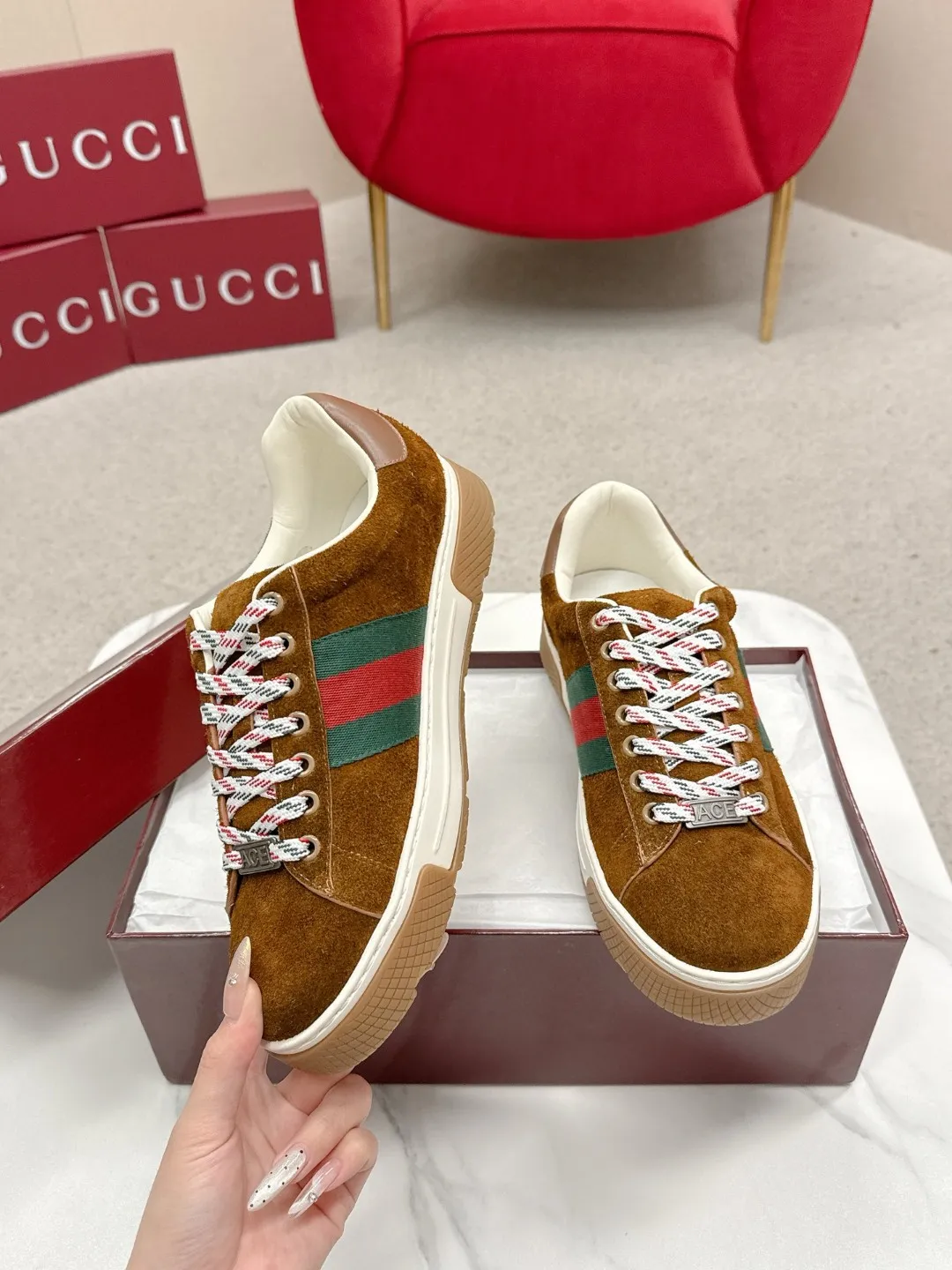 Factory price: 460💰Gucci Gucci's latest ACE series casual sports shoes, the same style as all the stars, classic brown canvas + leather stitching, the red and green stripes on the side are very recognizable. Perfect shoe last, perfect for daily casual wear, super beautiful and comfortable on the feet, a must-have for fashionistas 💯 ☑️Material: Original customized imported first-layer cowhide ☑️Inner lining: Customized imported cowhide ☑️Outsole: Original molded non-slip TPU sole ☑️Sole thickness: 2.5cm ☑️Size: Men's 38-44, customized 45